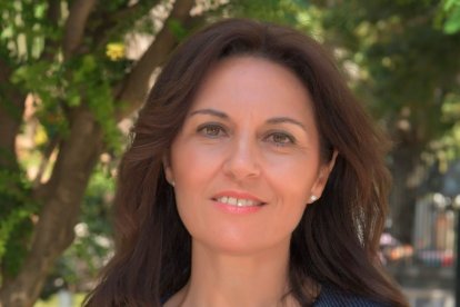 Magdalena Cantero, presidenta provincial de la AECC Almería, ha quedado fascinada por ‘El infinito en un junco’, de Irene Vallejo.