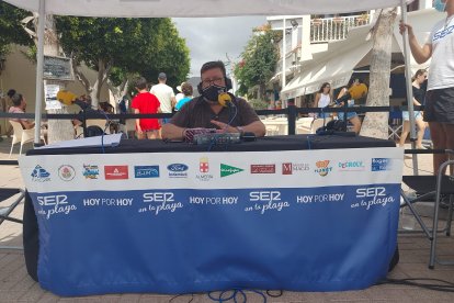 La SER realizó el programa desde San José (En la imagen: Alfredo Casas)