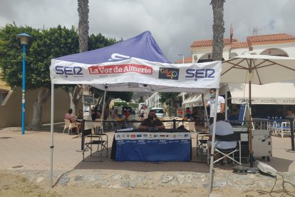 El set de La SER se instaló en el paseo marítimo de San José, frente a pizzería Vittoria