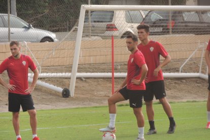 Aguza y Vada con el fiial en el campo de la Vega de Acá.