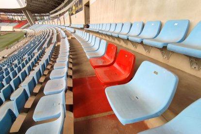 La Tribuna también va de color rojo.