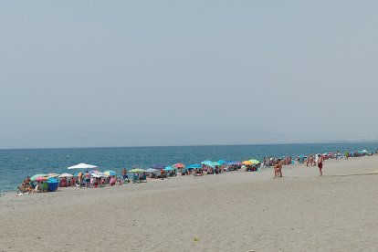 La playa de San José en una mañana magnífica de verano