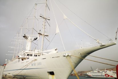 El Wind Surf es el primer crucero en hacer escala en Almería desde el comienzo de la pandemia.