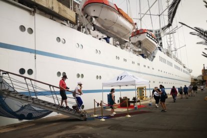 Los pasajeros del Wind Surf, desembarcando en el Puerto de Almería.