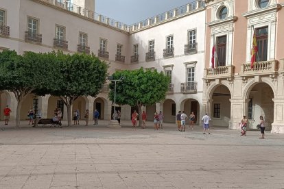 El primer día de recogida de abanicos ha congregado a un buen número de almerienses.