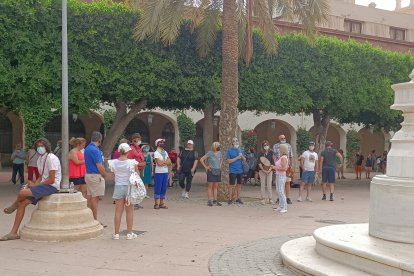 Turistas e interesados por los abanicos se mezclaban hoy en la Plaza Vieja.
