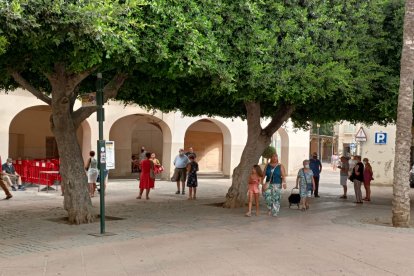Almerienses esperando a primera hora al reparto de abanicos de Feria.