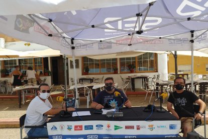 El escritor Fran García (izq) pasó por La SER para hablar de su libro: ‘La embajada del diablo’