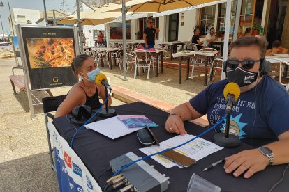 La ilustradora Julia Koliva, en el set de La SER instalado en Cabo de Gata