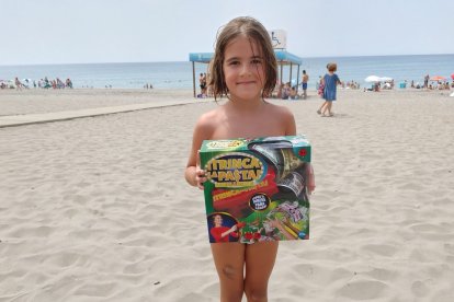 Candela consiguió uno de los juguetes de Toy Planet en el sorteo