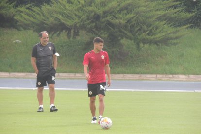 Robertone mira a la portería.