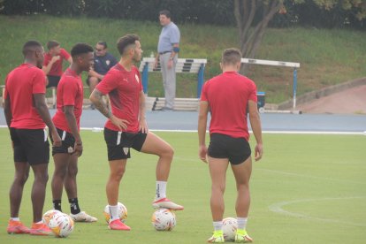 Un grupo de jugadores esperando para chutar.