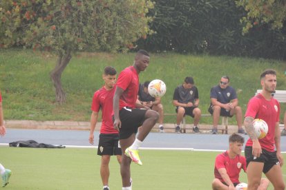 Sadiq controla el balón.