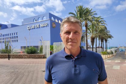 El Maestro Ángel Férez posa para LA VOZ delante del Club de Mar.