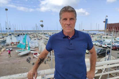 Con el Mar Mediterráneo de fondo.