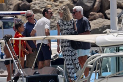 En el barco preparados para salir a navegar.