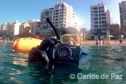 Carlos de Paz, armado con su cámara y retratado por Pepe Jiménez.