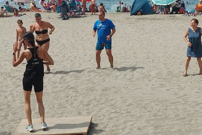 La mañana en El Zapillo comenzó con una clase de zumba a cargo de Ego Center Sport