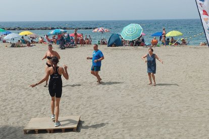 Los bañistas de El Zapillo pasaron una jornada entretenida de baile y música