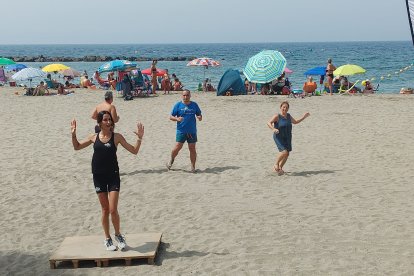 La calurosa mañana estuvo animada gracias a una clase de baile de Ego Center Sport