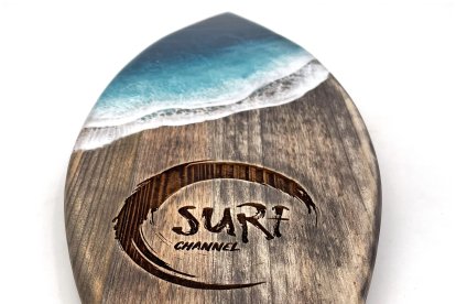 Tiene otra línea de venta con elementos de decoración.