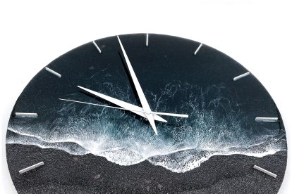 Tiene otra línea de venta con elementos de decoración.