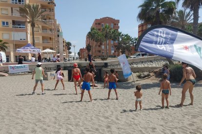 La clase de zumba de Ego Sport Center levantó a toda la playa de El Zapillo al ritmo de la música