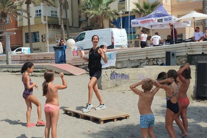 Un grupo de niños se animó a bailar en la clase de zumba