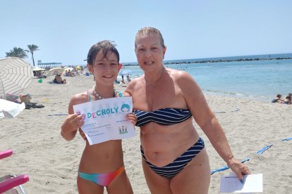Ariadna, que fue a la playa con sus abuelos, se llevó el vale de Decroly Kids