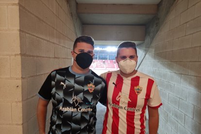 Con las camisetas del Almería.