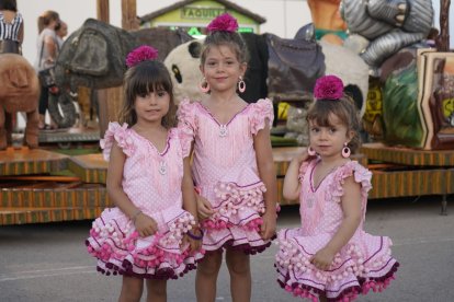 Mar, Dory y Marina vestidas de flamencas en el primer día de \'No feria\'