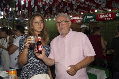 Mariah y José María, hija y padre, brindando por la vuelta de la feria