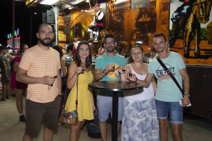 Brindando en uno de los puestos de vino: Pedro, Isa, Luismi, Paqui y Loren