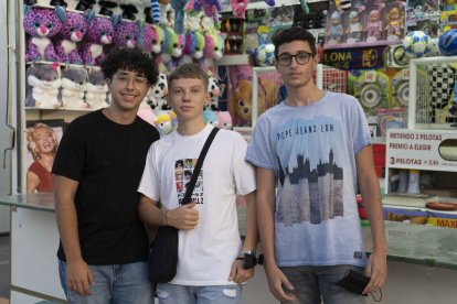 Cristian, Armando y Carlos en uno de los puestos recreativos