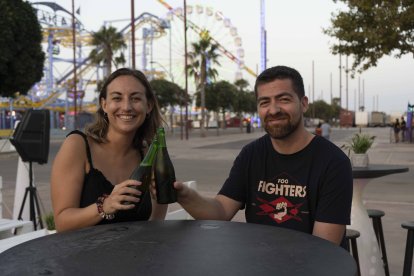 Celia y Luis se tomaron una cerveza en uno de los puestos de la feria