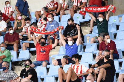 Abonados saludando al fotógrafo de LA VOZ.