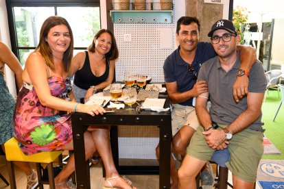 José Manuel Rubio, María Berenguer, Fernando Martínez y Isabel Bonillo disfrutando de Casa Sevilla.