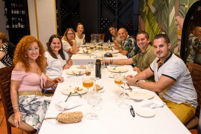 Irene, Alejandro, Juan, Ana Lidia, María del Mar, Raúl, Rosario y Diego dentro de Casa Sevilla.