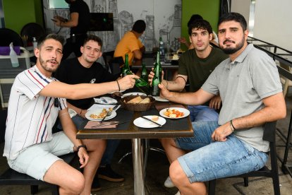 David, Fran, Manuel y Manu disfrutaron en la Plaza de los Burros de la comida del Capitol.