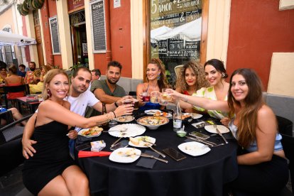 Rocío, Rafa, Cristian, Elisabeth, Rajae, Belén, María Ángeles: amigos en Entrefinos.