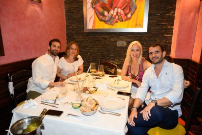 Jorge, Rosa, Clarisa y Javier disfrutando de uno de los salones de Entrefinos.