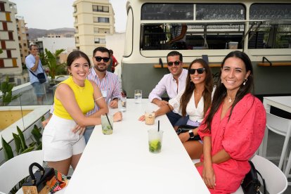Cristina, Manuela, Enrique, Alejandro y Andrea, junto a la mítica furgoneta de Ático HO.