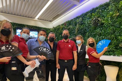 Los trabajadores del Bingo Reyes Católicos, siempre atentos con sus clientes. En la foto, Sandra, Noe, Juan Carlos, Waky, José Luis, Daniela y María del Mar.