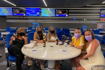 En Bingo Reyes Católicos empezando bien la No Feria: ellas son Loli, C María, Reme, Alba y Melani.