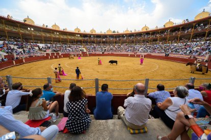 Interior de la plaza durante el primer toro de la tarde