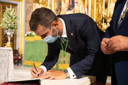 Ramón Fernández-Pacheco firma tras la lectura del pregón,