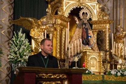 José María Sánchez, nuevo párroco de Adra, presentó al pregonero.