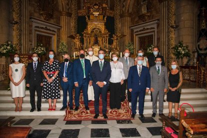 Foto de familia tras la lectura del pregón religioso.