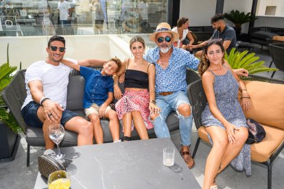 Cristina Céspedes, Irene Céspedes, José Antonio Céspedes, Bonillo y Juanito, en Ático HO.