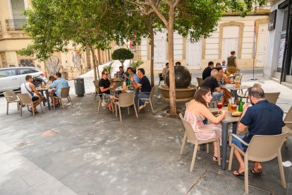 Ambiente en la terraza de La Plazuela.